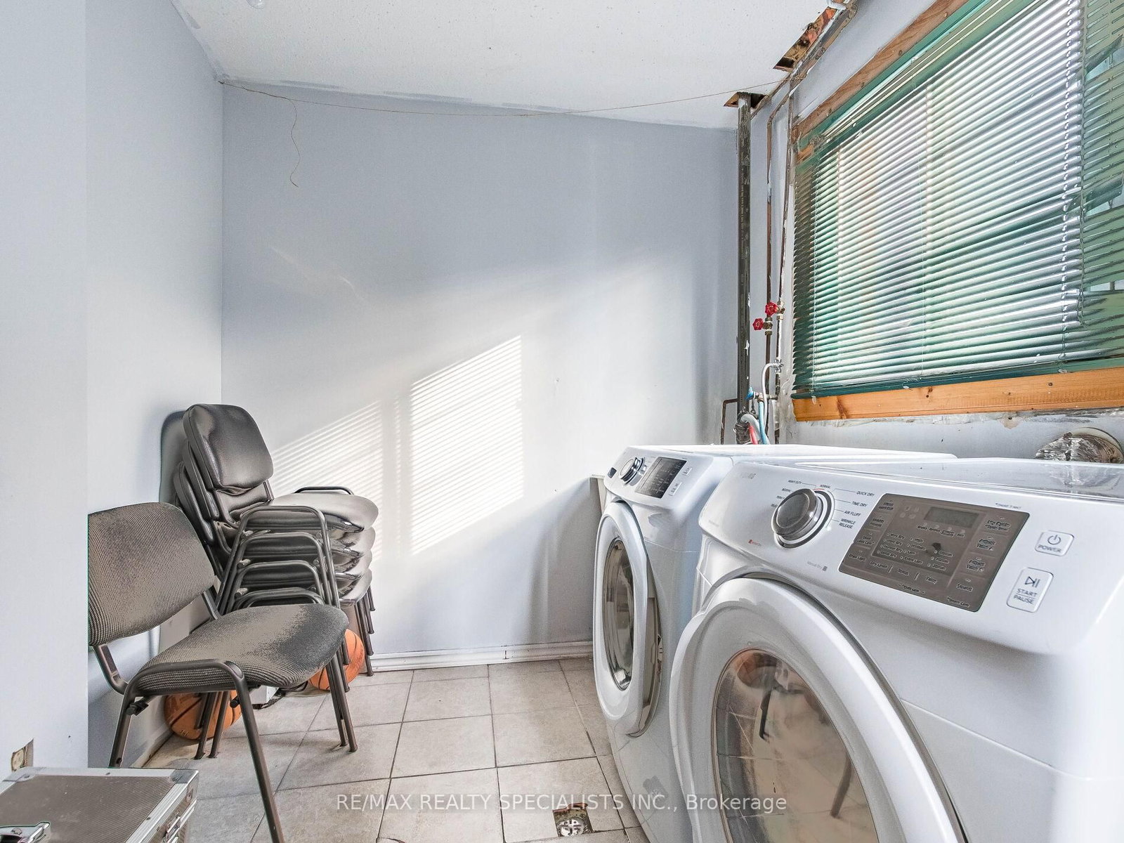 Semi-Detached House for sale at 18 Ashford Court, Brampton, Ontario, L6V 2Z1 - Brampton North - MLS: W12833166