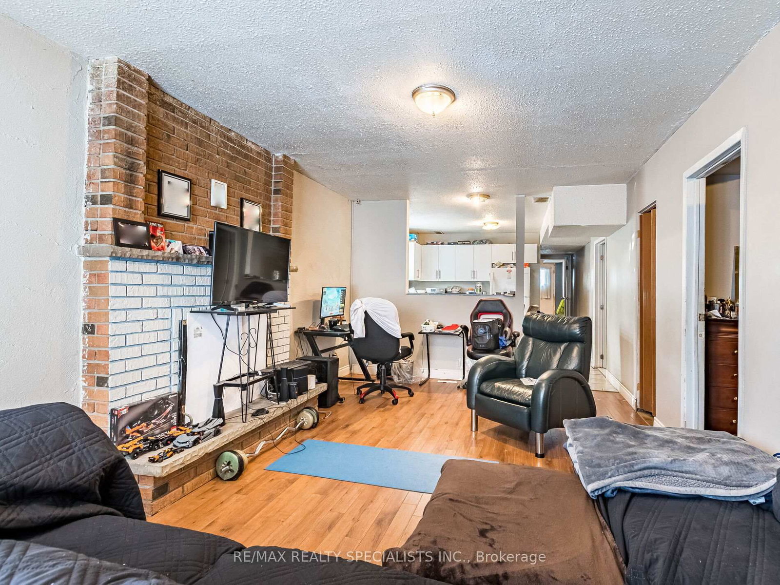 Semi-Detached House for sale at 18 Ashford Court, Brampton, Ontario, L6V 2Z1 - Brampton North - MLS: W12833166