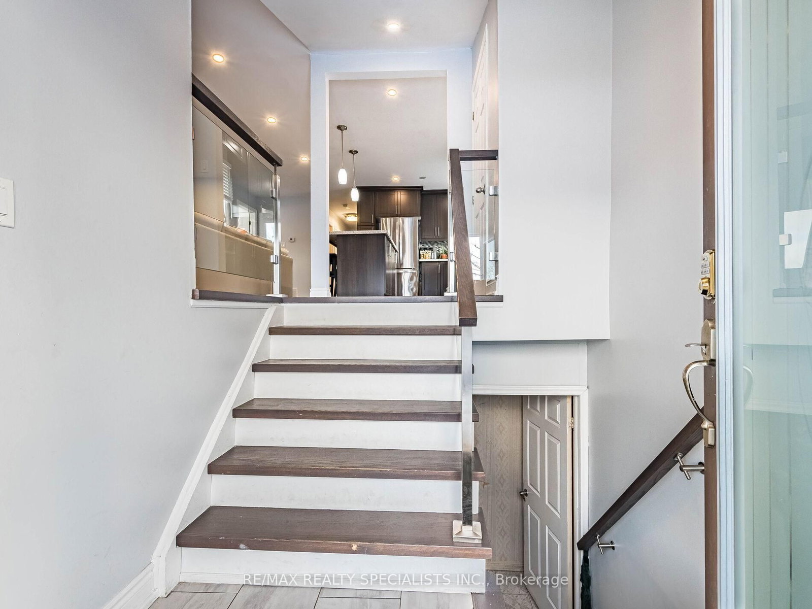 Semi-Detached House for sale at 18 Ashford Court, Brampton, Ontario, L6V 2Z1 - Brampton North - MLS: W12833166