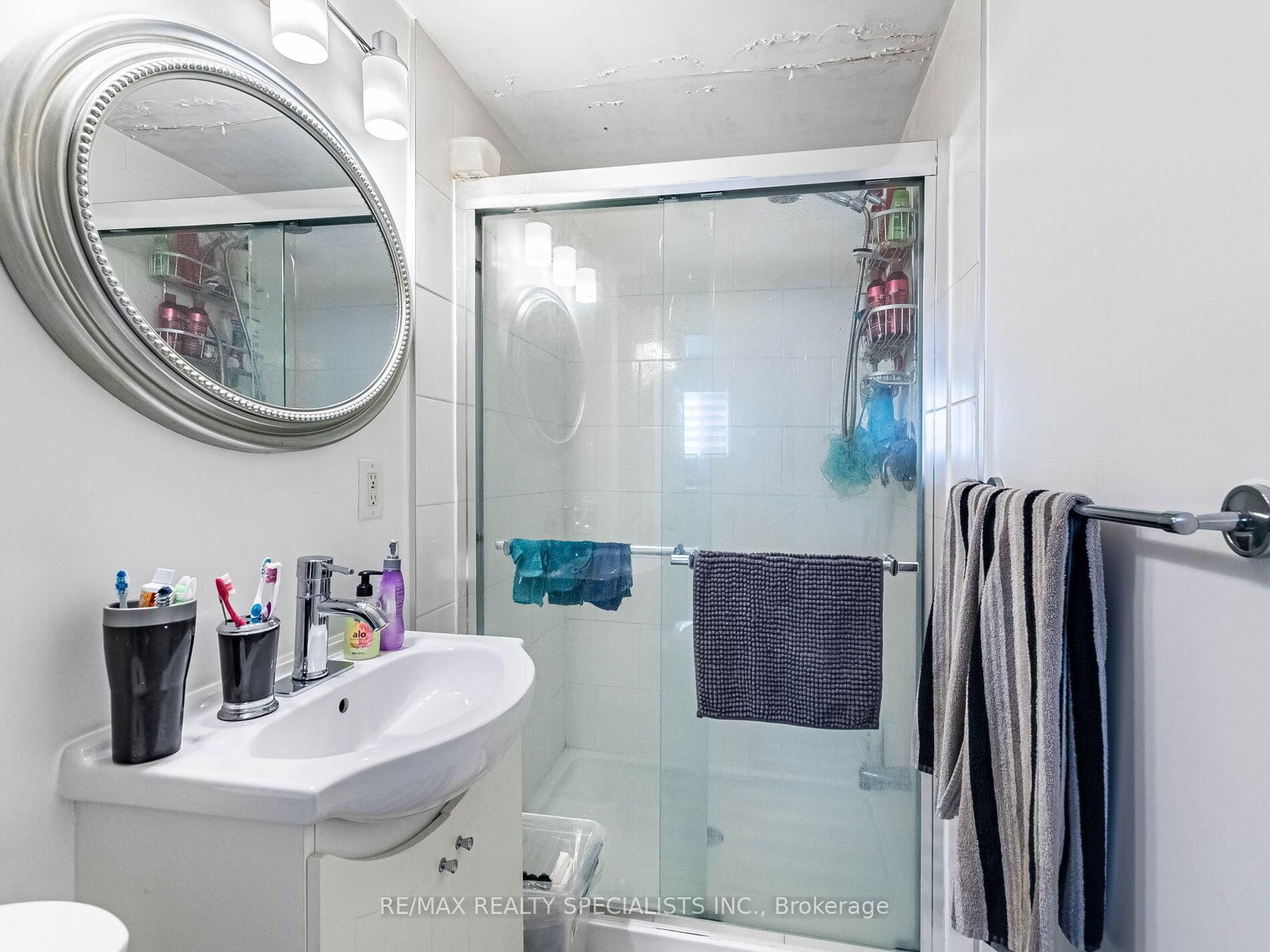 Semi-Detached House for sale at 18 Ashford Court, Brampton, Ontario, L6V 2Z1 - Brampton North - MLS: W12833166