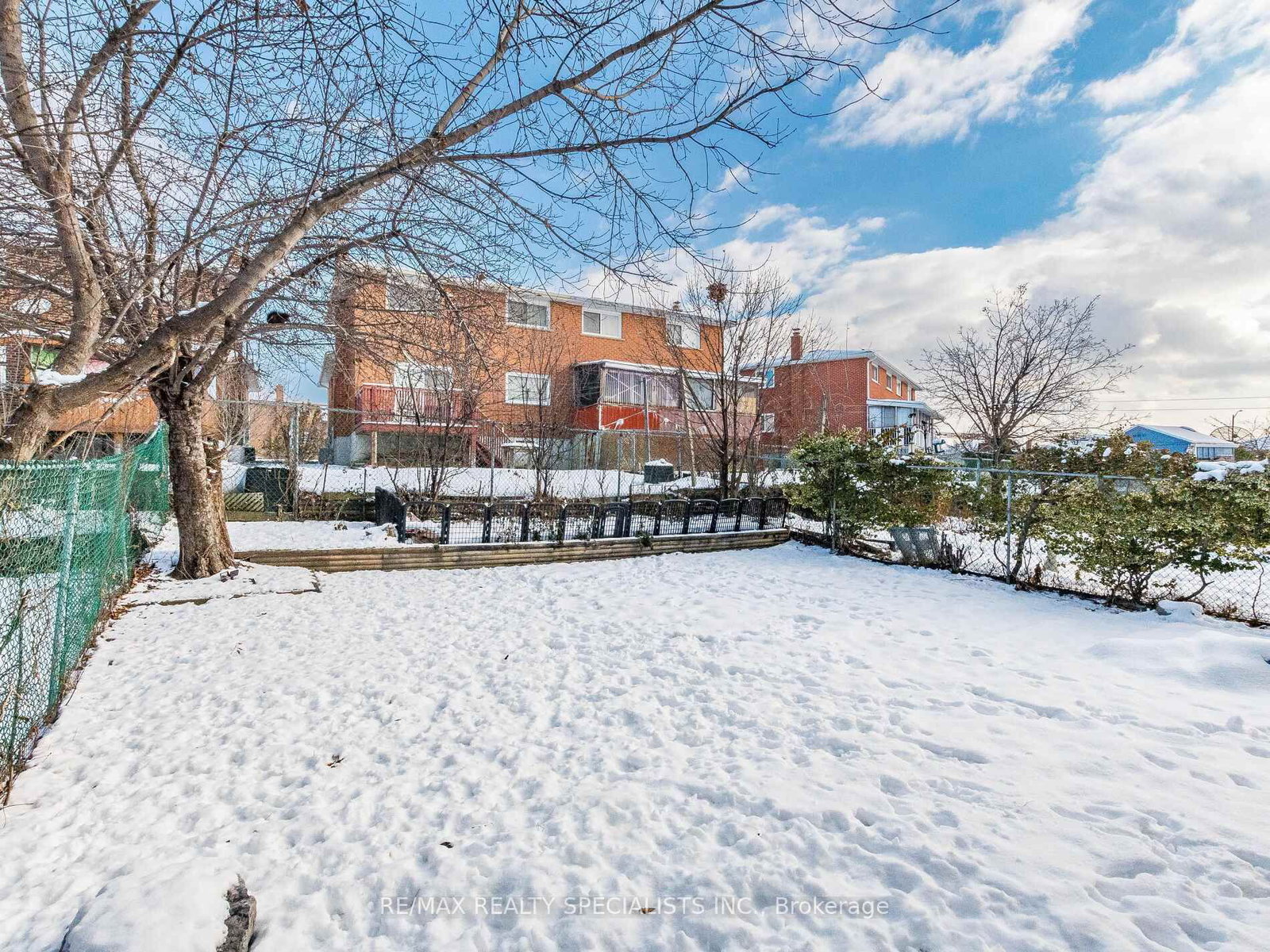 Semi-Detached House for sale at 18 Ashford Court, Brampton, Ontario, L6V 2Z1 - Brampton North - MLS: W12833166