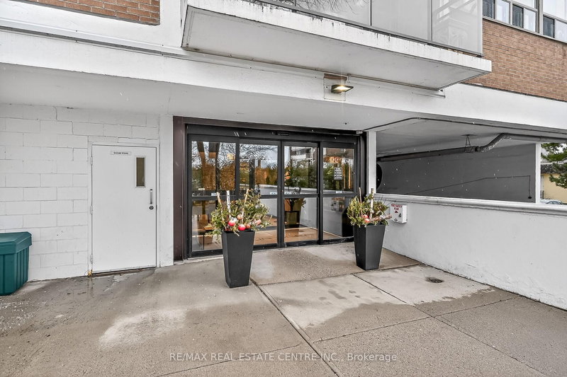 702 - 212 Kerr St, Oakville, L6K 3B1 | Image 3
