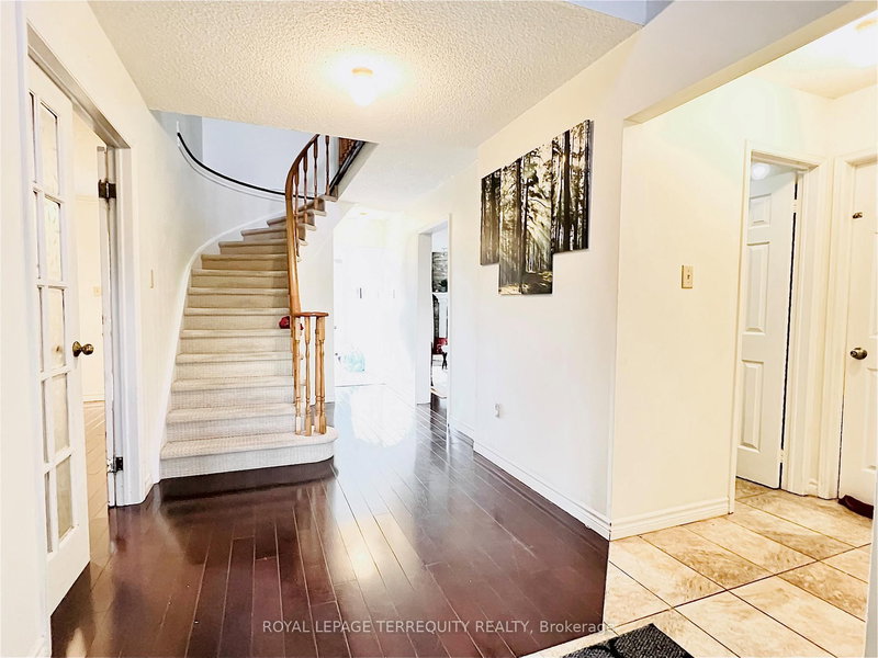 531 Loretta Crt, Mississauga, L5B 3S2 | Image 3