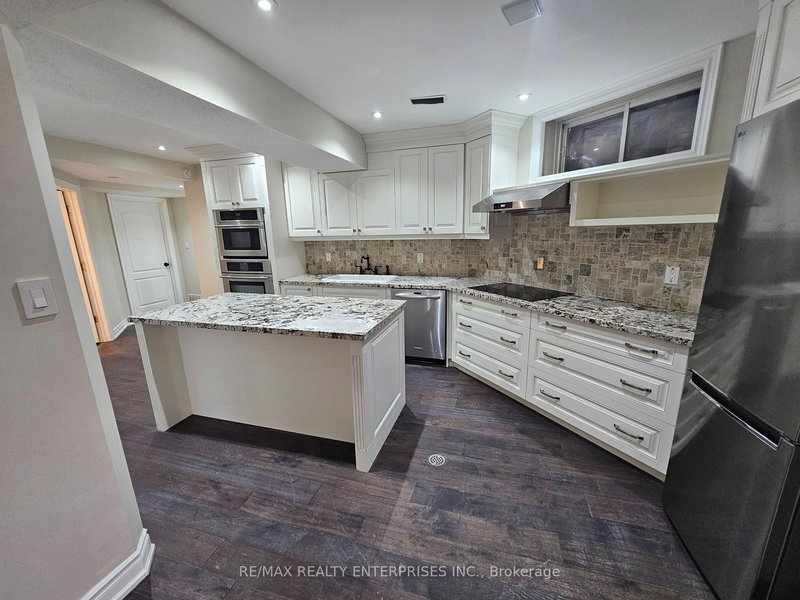 Lower - 50 Indian Valley Tr, Mississauga, L5G 2K4 | Image 2