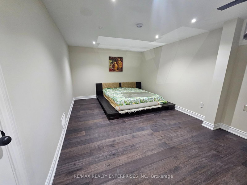 Lower - 50 Indian Valley Tr, Mississauga, L5G 2K4 | Image 3