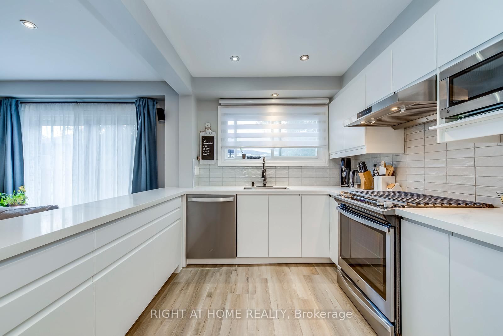 Townhouse for sale at 132 Ashton Crescent, Brampton, Ontario, L6S 3J9 - Central Park - MLS: W12837574