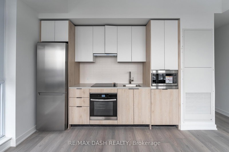 home for lease on 615-1007 THE QUEENSWAY Avenue