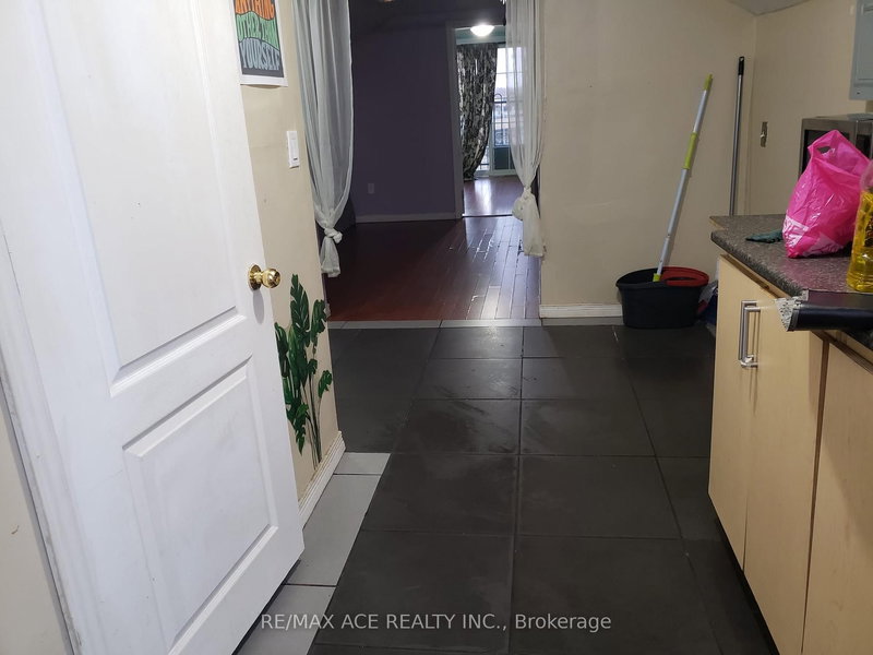 7098 Goreway Dr, Mississauga, L4T 2T6 | Image 3