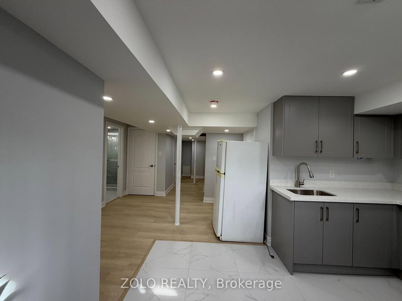 Lower - 4792 Glasshill Grve, Mississauga, L5M 7R5 | Image 3