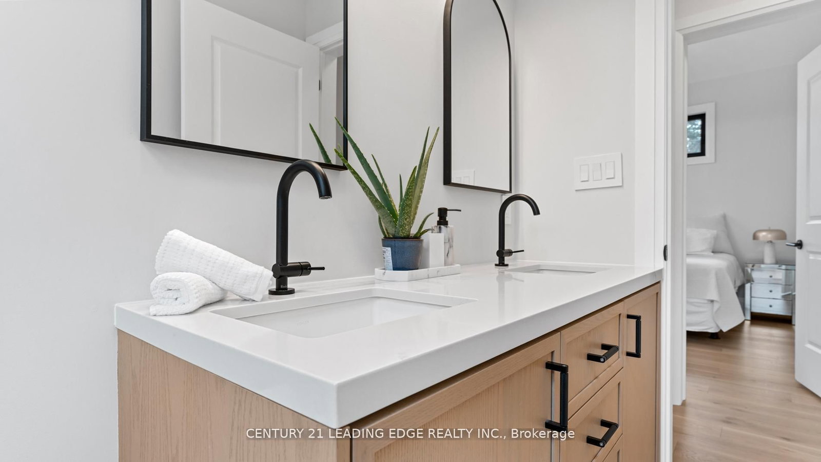 Detached House for sale at 197 Glen Oak Drive, Oakville, Ontario, L6K 2J3 - West - MLS: W12843096