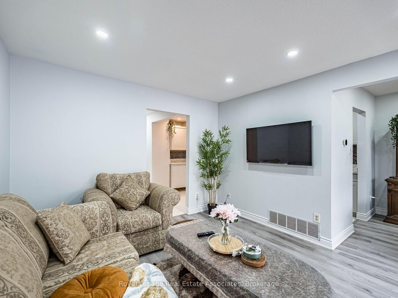 Townhouse for sale at 19 Gatwick Lane, Brampton, Ontario, L6S 2E4 - Northgate - MLS: W12844500