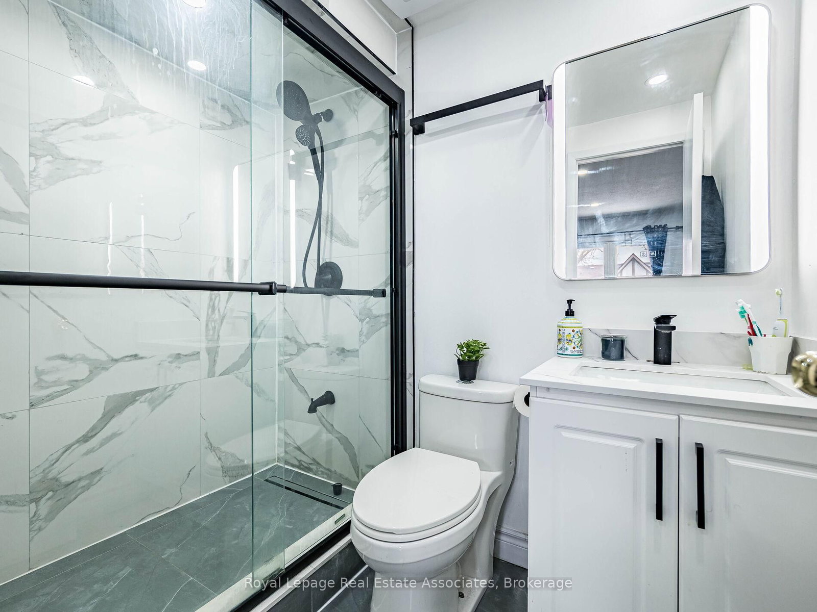 Townhouse for sale at 19 Gatwick Lane, Brampton, Ontario, L6S 2E4 - Northgate - MLS: W12844500