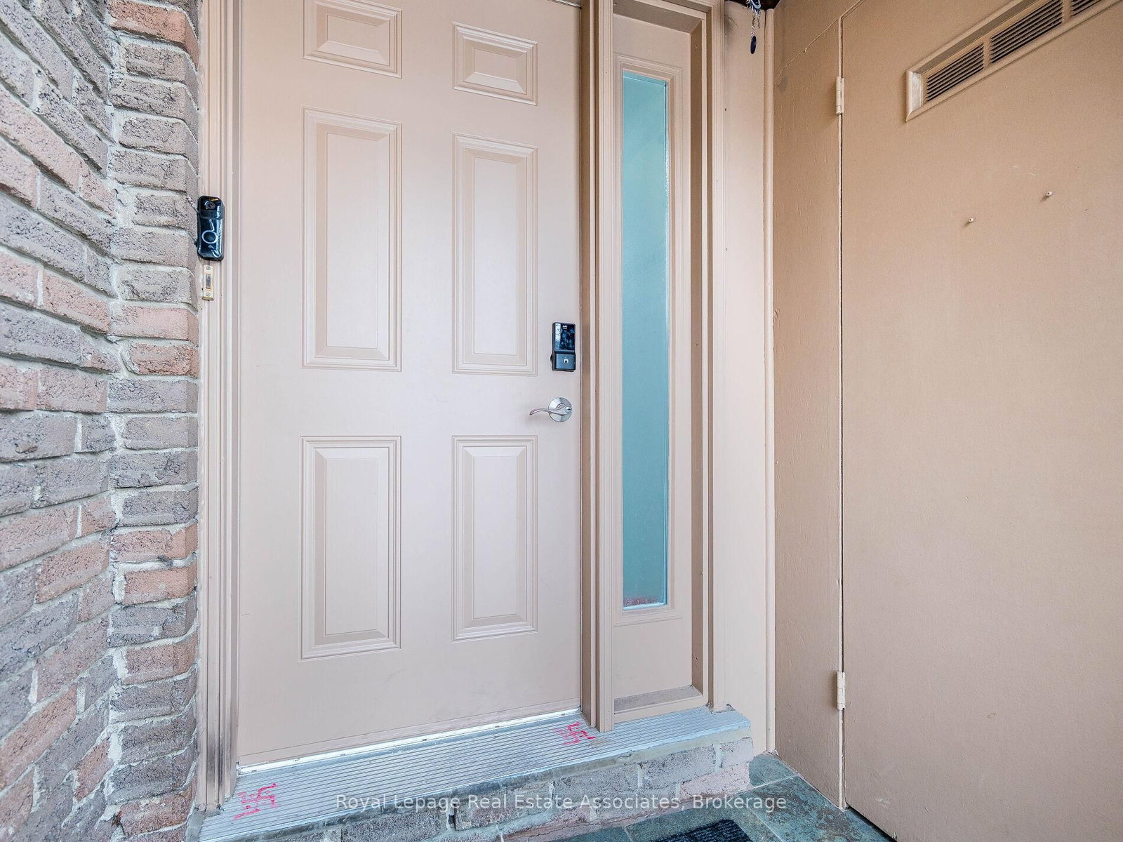Townhouse for sale at 19 Gatwick Lane, Brampton, Ontario, L6S 2E4 - Northgate - MLS: W12844500