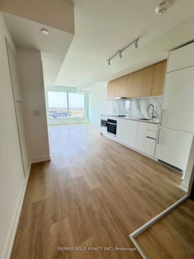 819 - 1100 Sheppard Avenue W