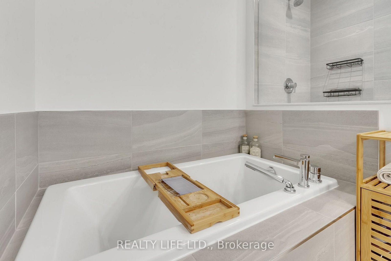 Detached House for sale at 484 Thornborrow Court, Milton, Ontario, L9E 1T4 - Walker - MLS: W12846706