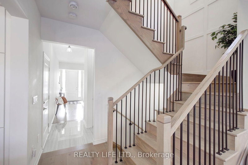 484 Thornborrow Crt, Milton, L9E 1T4 | Image 3