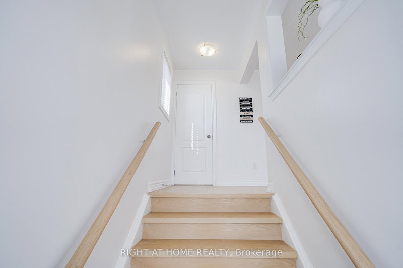 3064 Highbourne Cres, Oakville, L6M 5H1 | Image 3