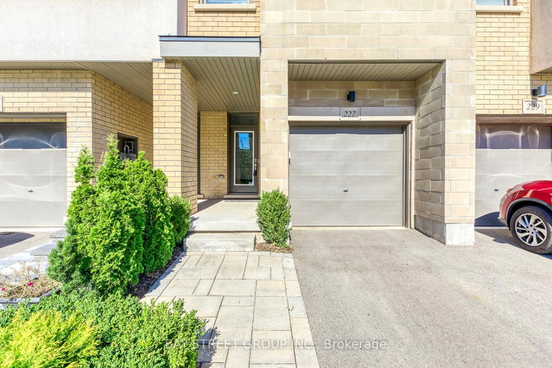 227 Huguenot Rd, Oakville, L6H 0L6 | Image 2