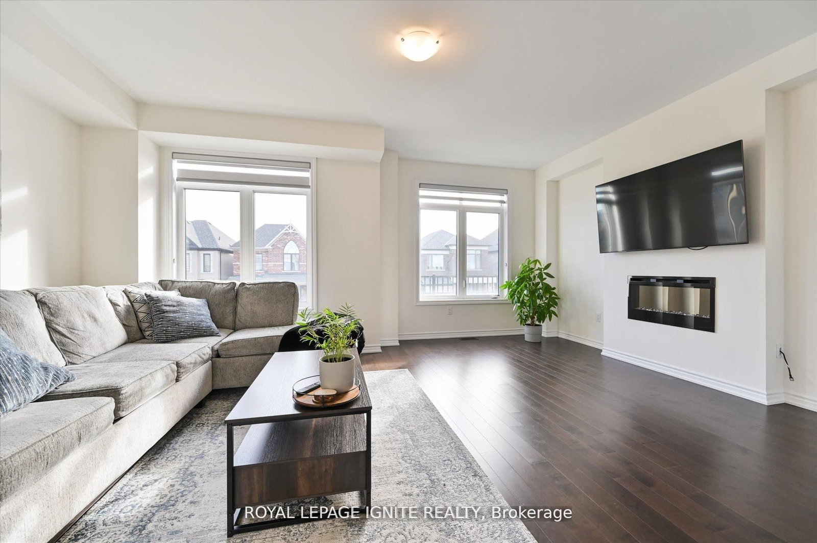 Townhouse sold at 39 Minnock Street, Caledon, Ontario, L7C 4K9 - Rural Caledon - MLS: W12850606