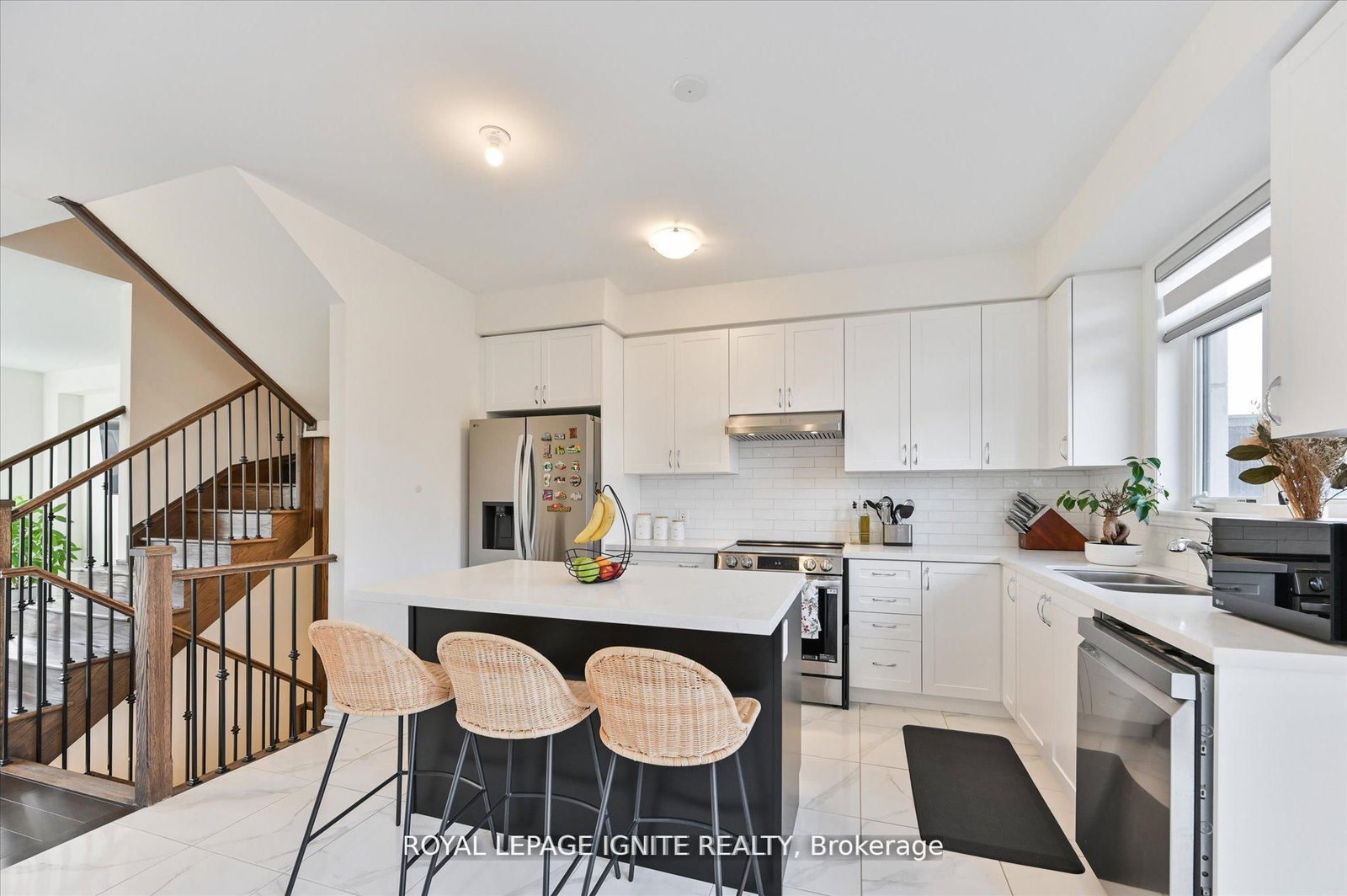 Townhouse sold at 39 Minnock Street, Caledon, Ontario, L7C 4K9 - Rural Caledon - MLS: W12850606