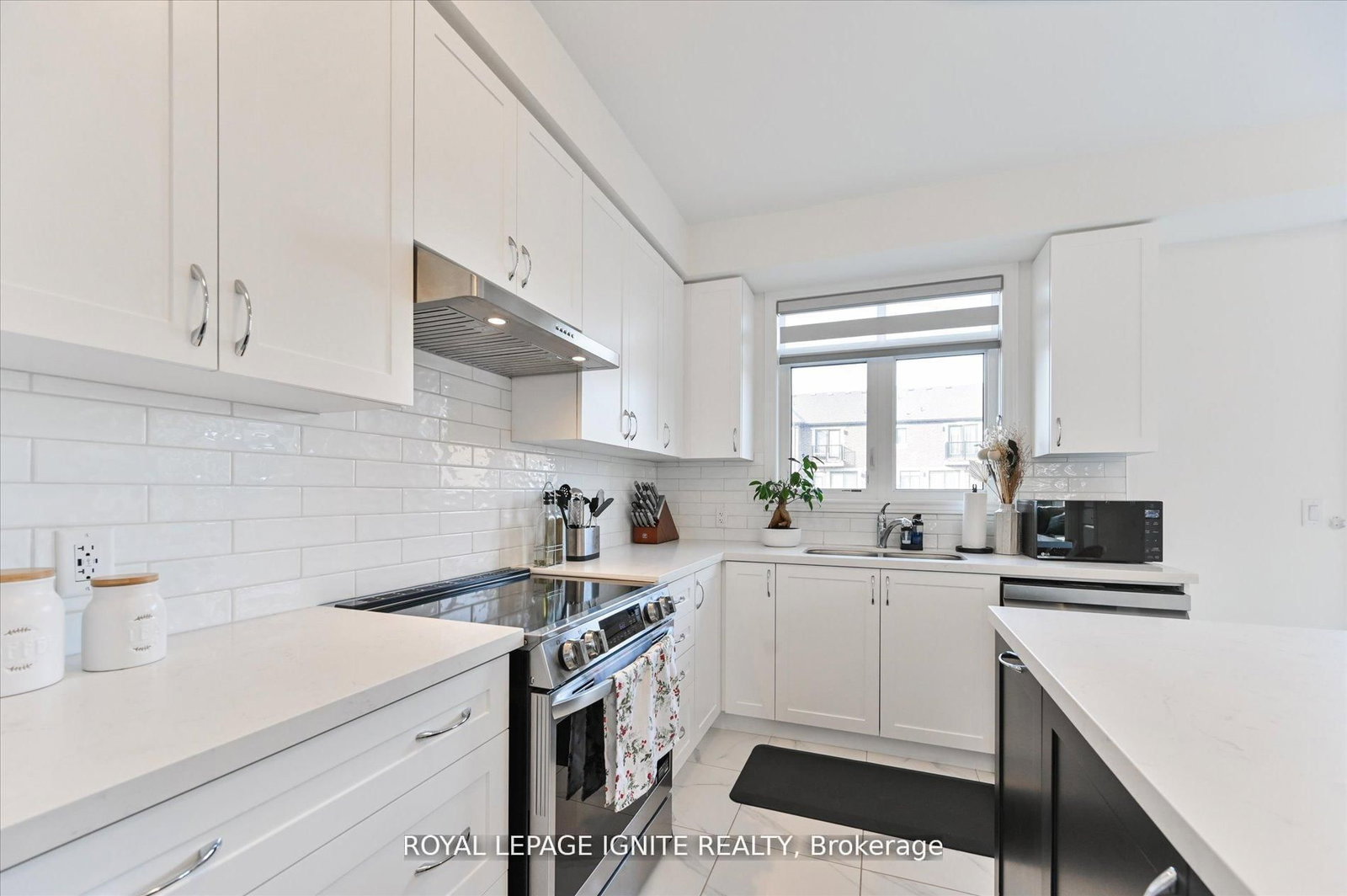 Townhouse sold at 39 Minnock Street, Caledon, Ontario, L7C 4K9 - Rural Caledon - MLS: W12850606