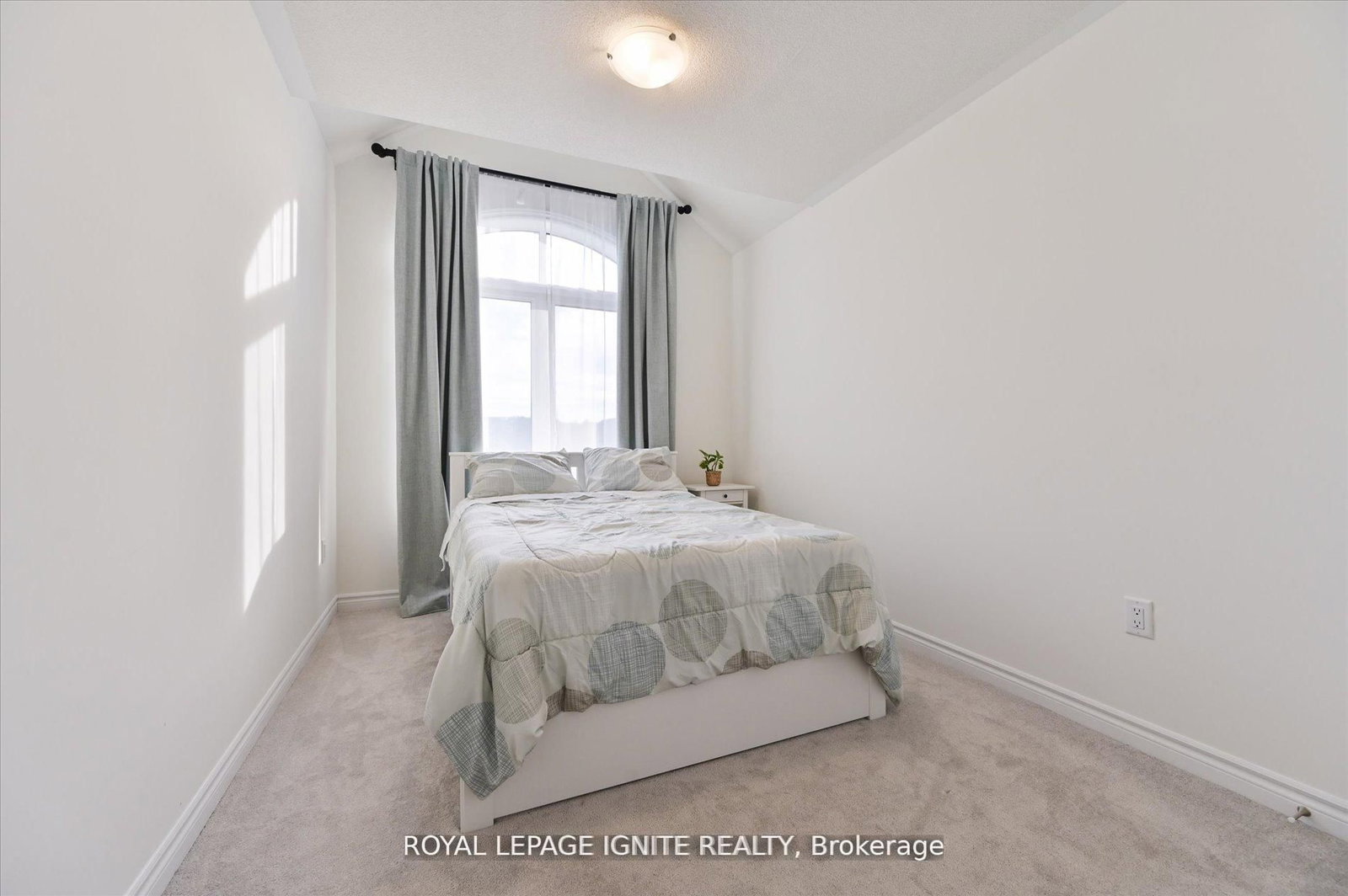 Townhouse sold at 39 Minnock Street, Caledon, Ontario, L7C 4K9 - Rural Caledon - MLS: W12850606