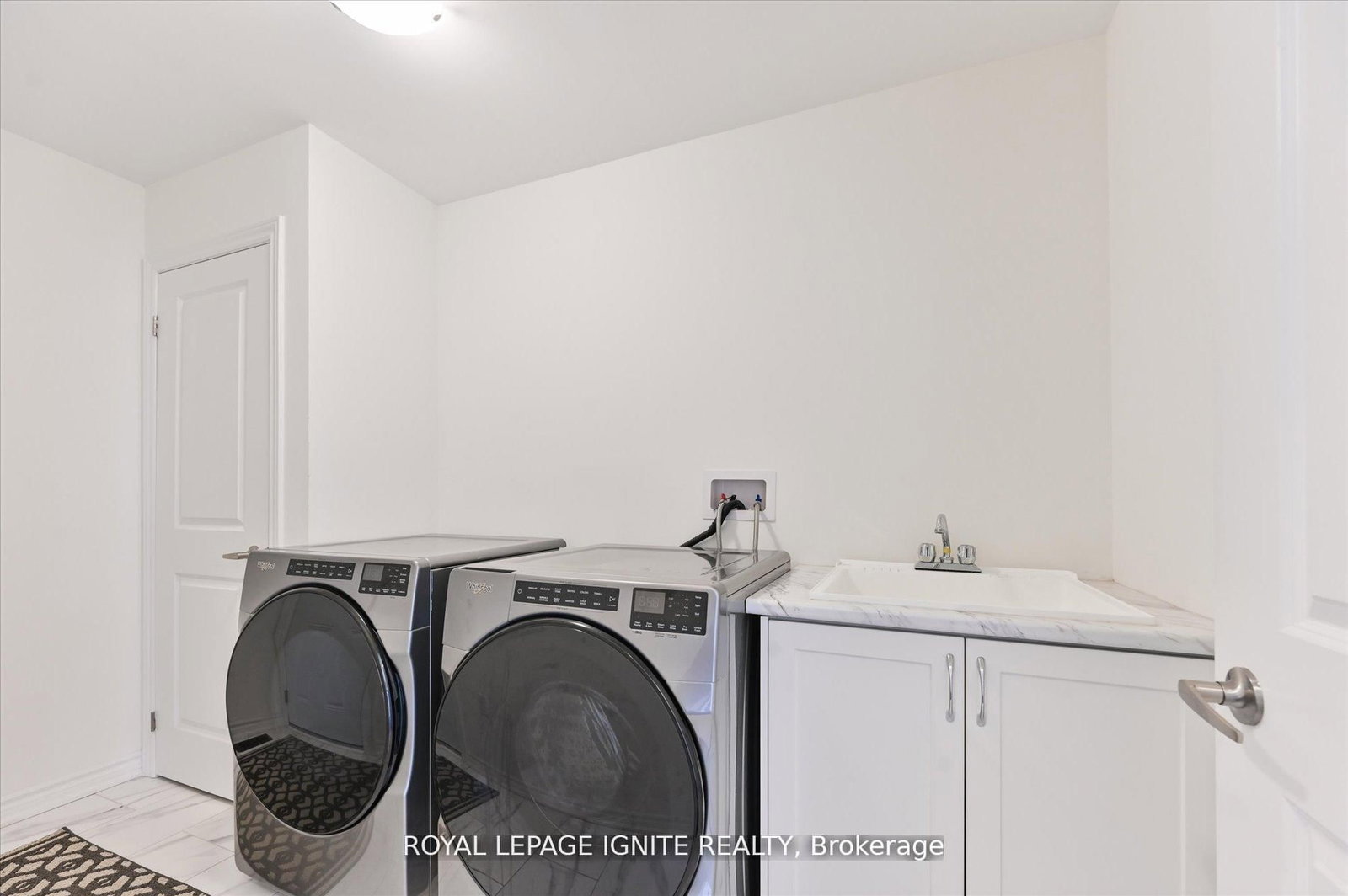 Townhouse sold at 39 Minnock Street, Caledon, Ontario, L7C 4K9 - Rural Caledon - MLS: W12850606