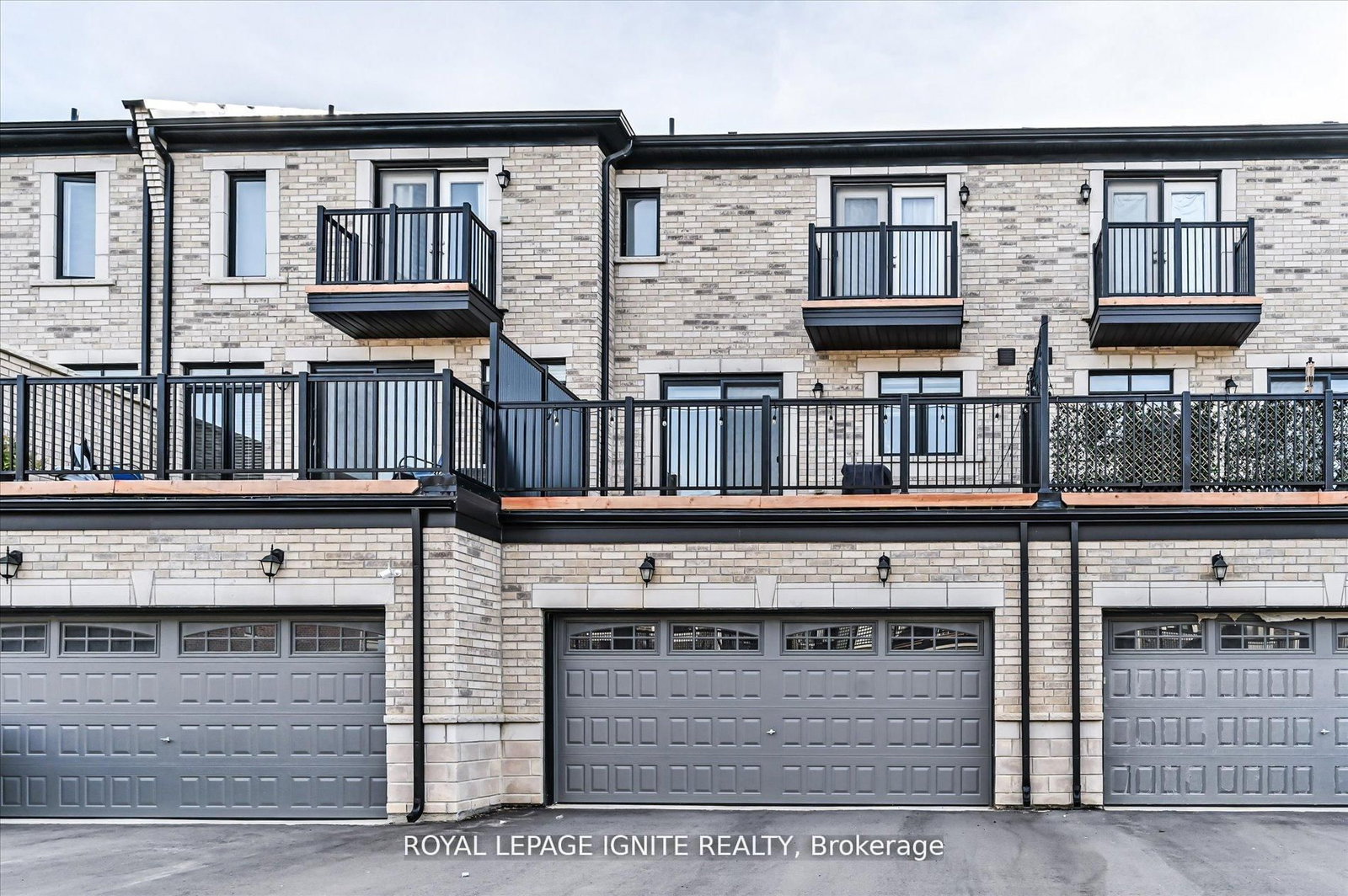 Townhouse sold at 39 Minnock Street, Caledon, Ontario, L7C 4K9 - Rural Caledon - MLS: W12850606