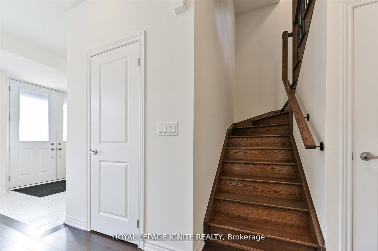 Townhouse sold at 39 Minnock Street, Caledon, Ontario, L7C 4K9 - Rural Caledon - MLS: W12850606