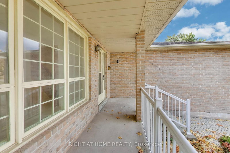 2436 Folkway Dr, Mississauga, L5L 3N3 | Image 2