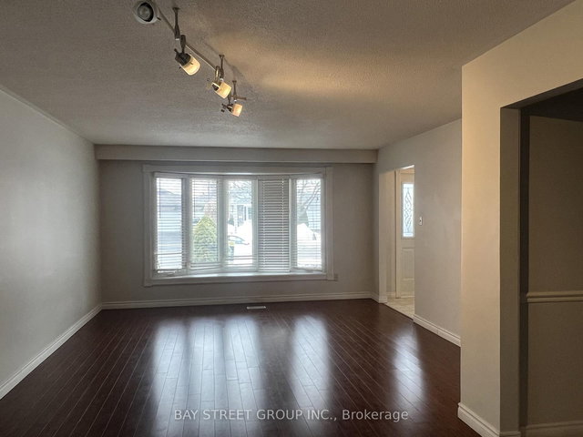 Upper - 641 Eaglemount Crescent