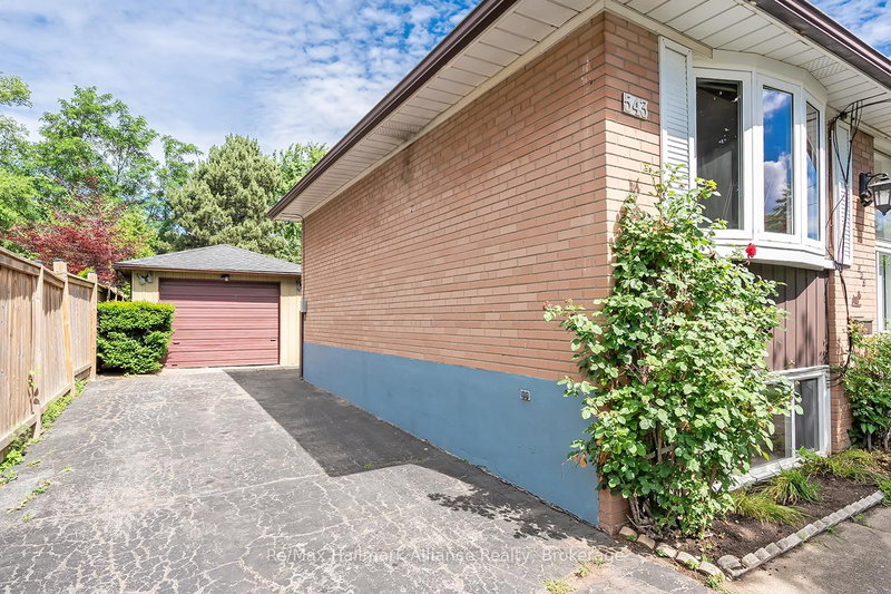 543 Pinegrove Rd, Oakville, L6K 2C2 | Image 2