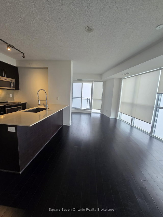 2707 - 510 Curran Place