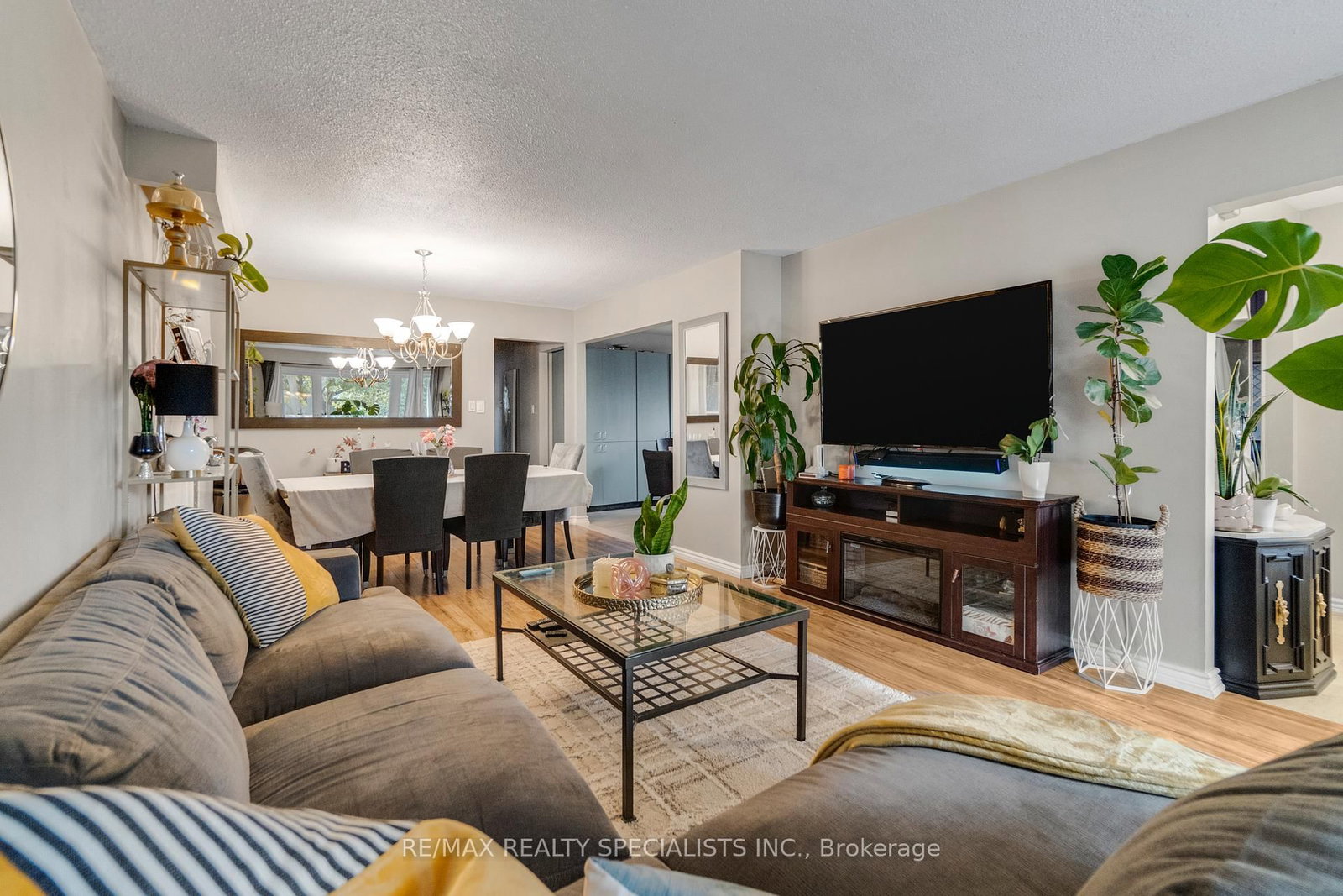 Detached House for sale at 8 Malcolm Crescent, Brampton, Ontario, L6S 3C8 - Central Park - MLS: W12856968