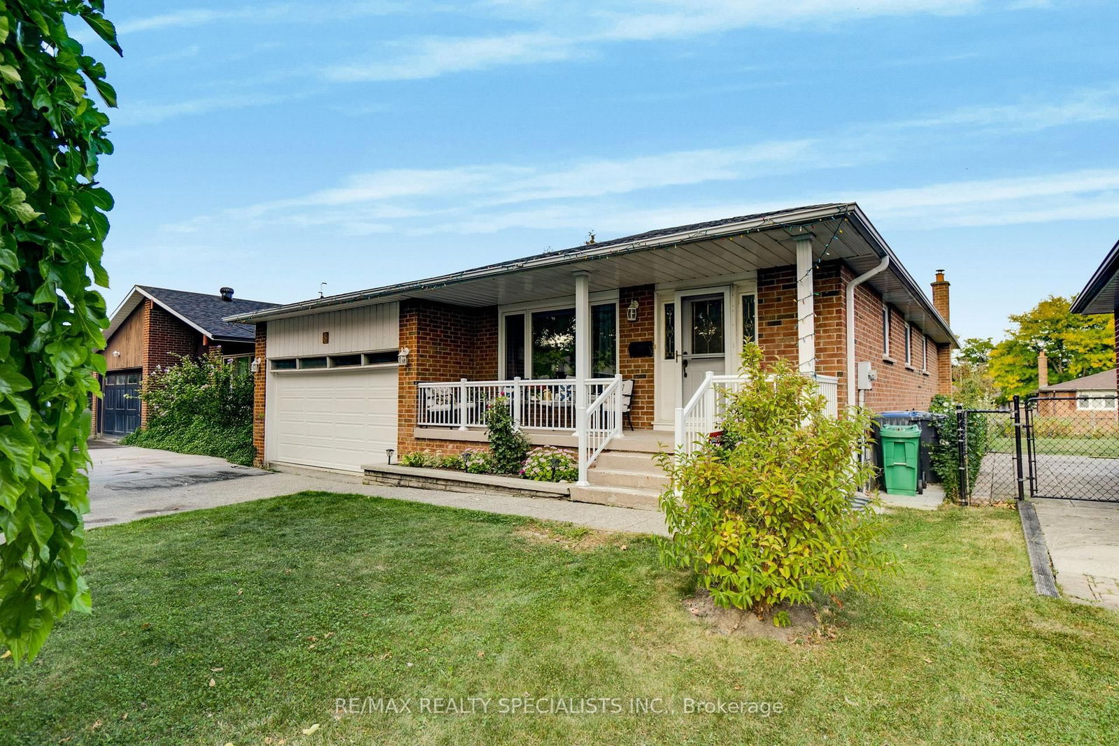 Detached House for sale at 8 Malcolm Crescent, Brampton, Ontario, L6S 3C8 - Central Park - MLS: W12856968