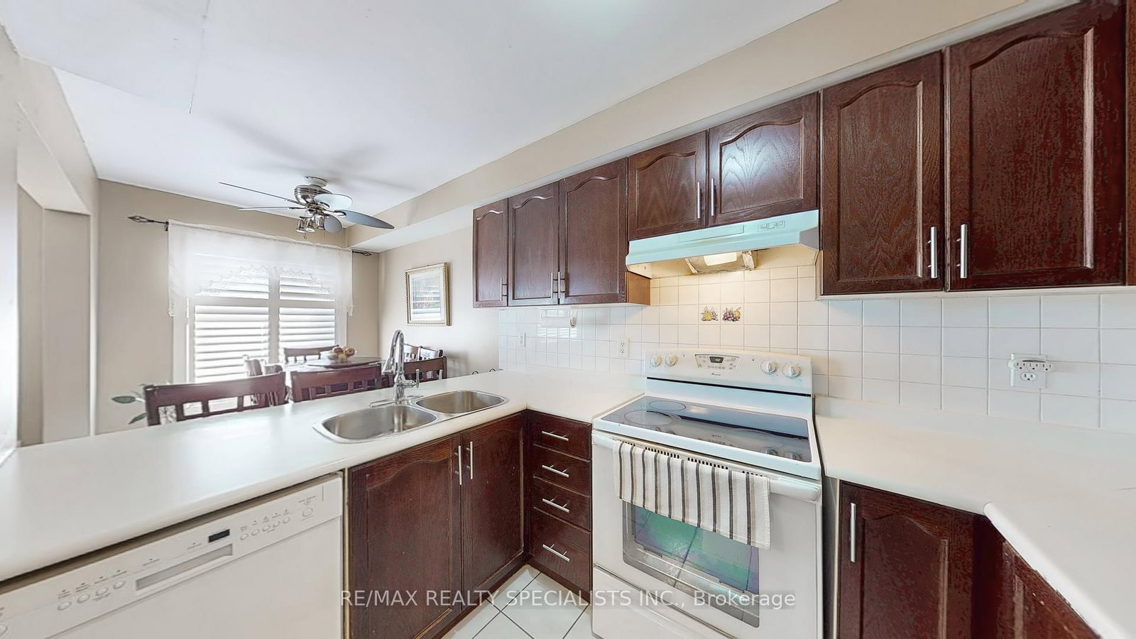 Townhouse for sale at 19-2 Clay Brick Court, Brampton, Ontario, L6V 4M7 - Brampton North - MLS: W12857696