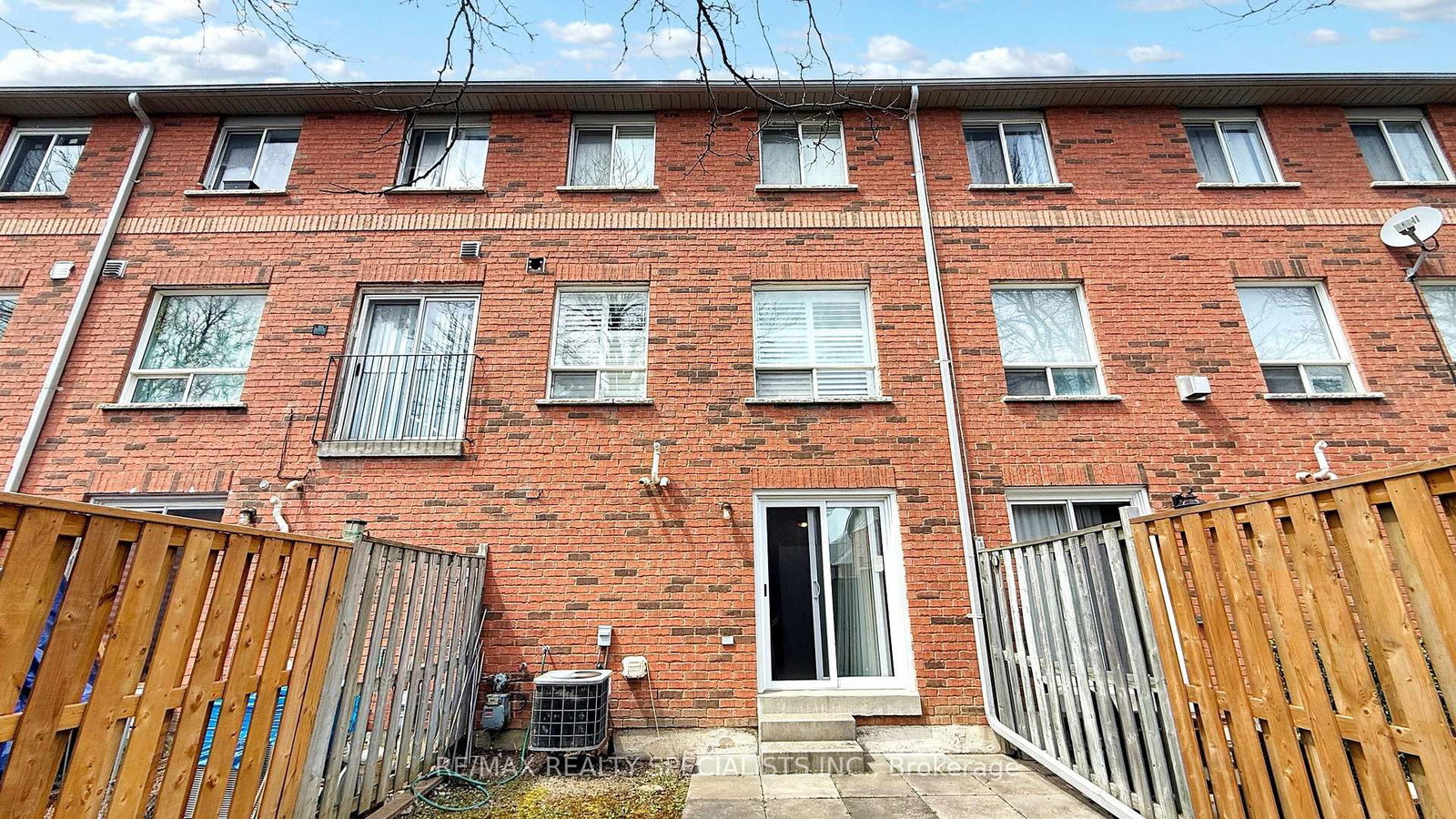 Townhouse for sale at 19-2 Clay Brick Court, Brampton, Ontario, L6V 4M7 - Brampton North - MLS: W12857696