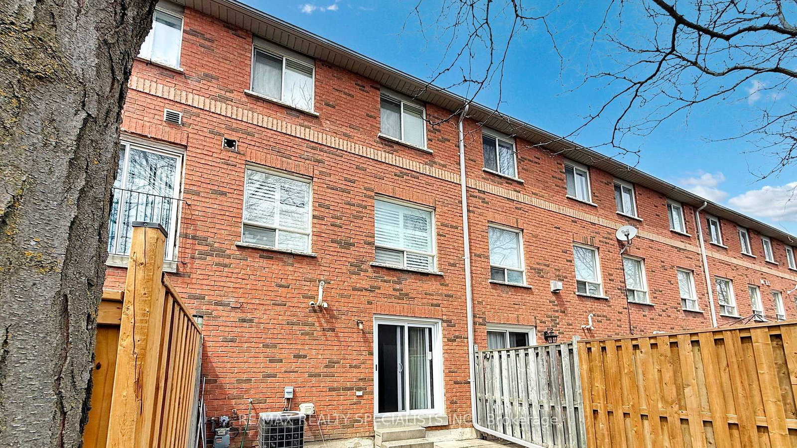 Townhouse for sale at 19-2 Clay Brick Court, Brampton, Ontario, L6V 4M7 - Brampton North - MLS: W12857696