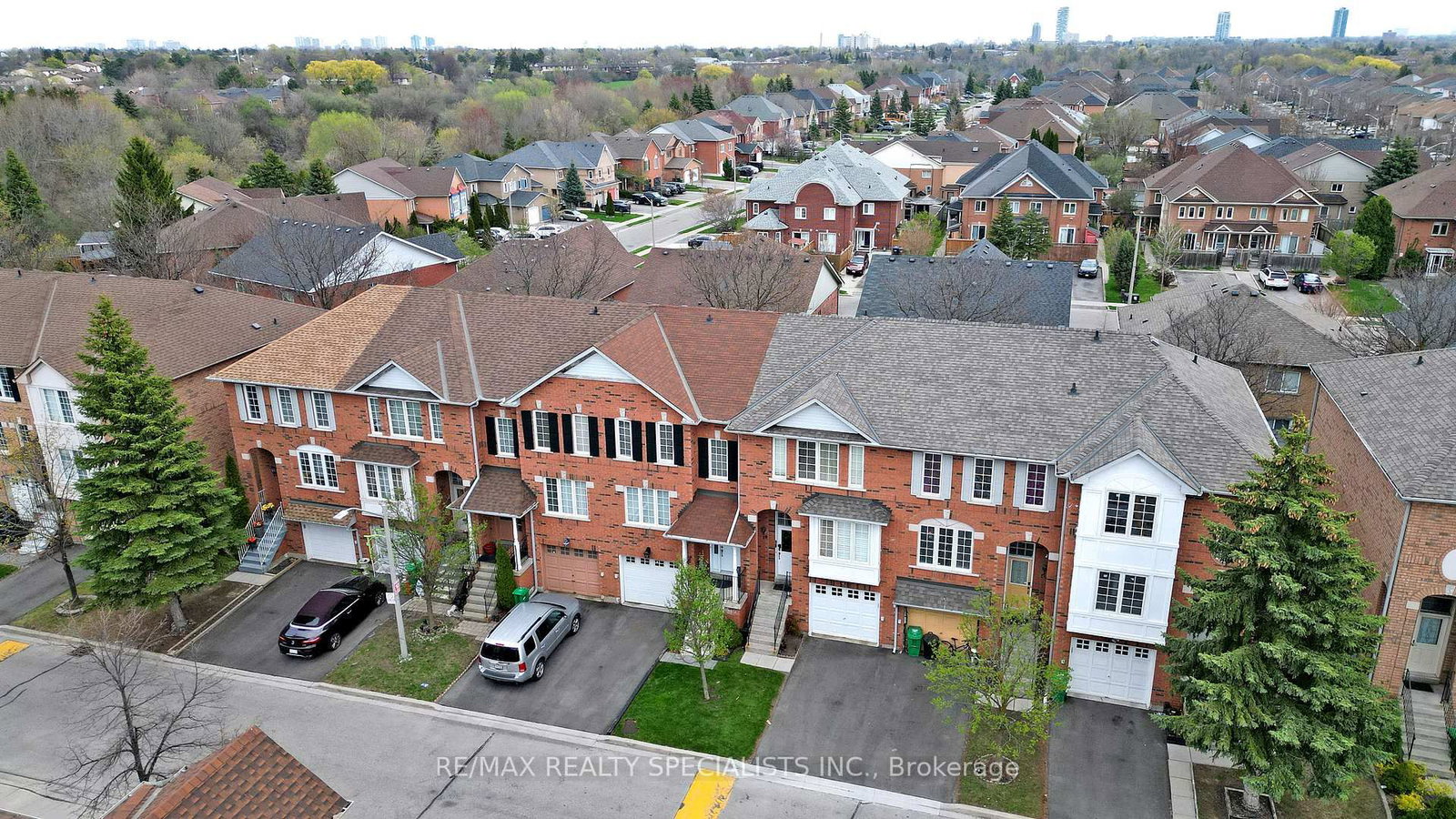 Townhouse for sale at 19-2 Clay Brick Court, Brampton, Ontario, L6V 4M7 - Brampton North - MLS: W12857696