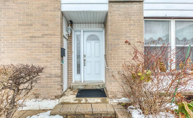 43 Flamingo Cres, Brampton, L6T 2G6 | Image 3
