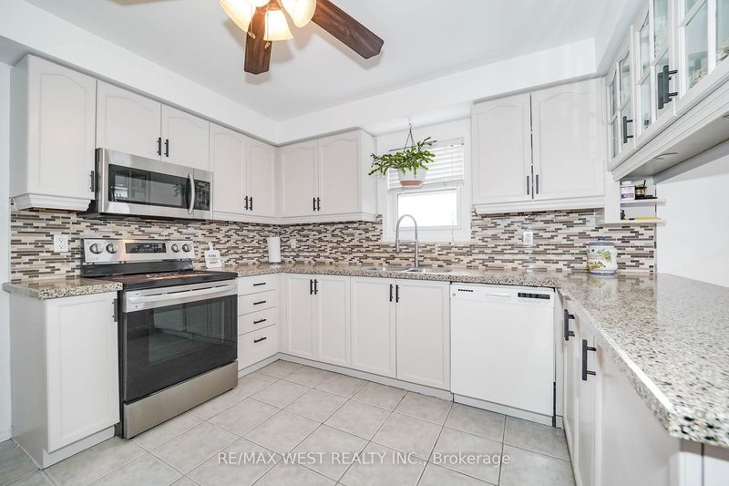5581 Wheatland Crt, Mississauga, L5V 2E4 | Image 2