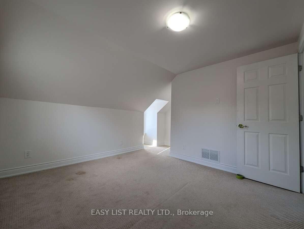 Detached House for sale at 9 Jessie Street, Brampton, Ontario, L6Y 1L3 - Downtown Brampton - MLS: W12867198