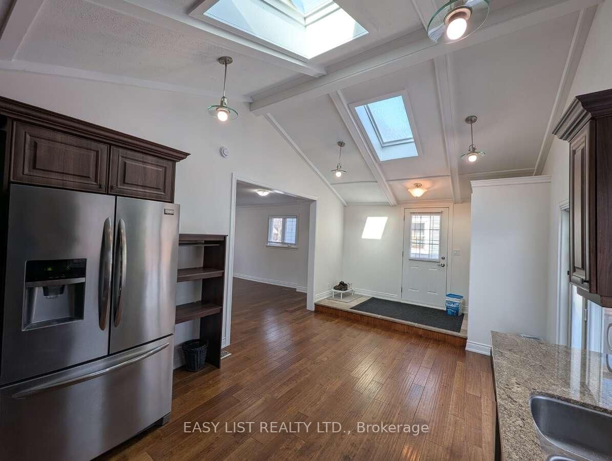 Detached House for sale at 9 Jessie Street, Brampton, Ontario, L6Y 1L3 - Downtown Brampton - MLS: W12867198