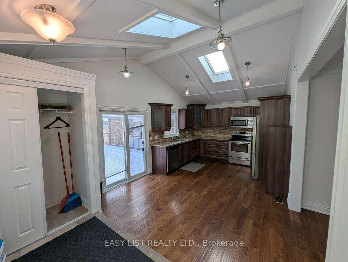 Detached House for sale at 9 Jessie Street, Brampton, Ontario, L6Y 1L3 - Downtown Brampton - MLS: W12867198