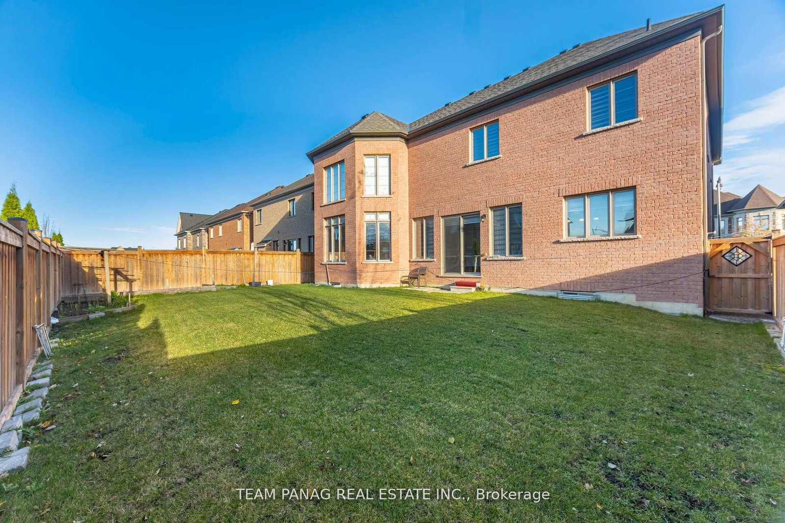 Detached House for sale at 26 Snaresbrook Crescent, Brampton, Ontario, L6P 4G7 - Toronto Gore Rural Estate - MLS: W12867212