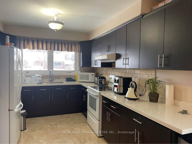 38 Pleasantview Ave, Brampton, L6X 2N1 | Image 2