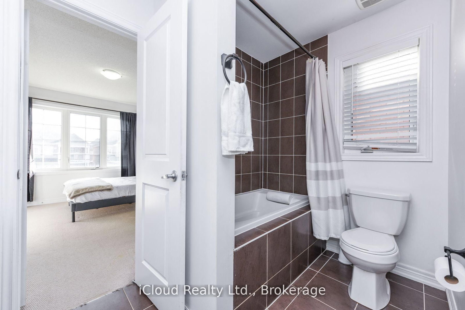 Detached House for sale at 60 Valleyway Drive, Brampton, Ontario, L6X 5G1 - Credit Valley - MLS: W12868244