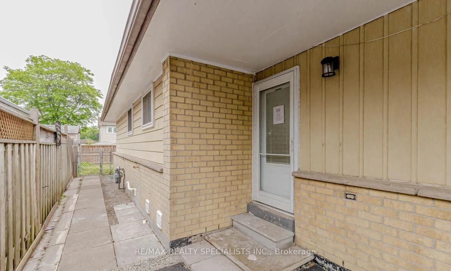 Semi-Detached House for sale at 39 Seaborn Road, Brampton, Ontario, L6V 2B8 - Madoc - MLS: W12870464