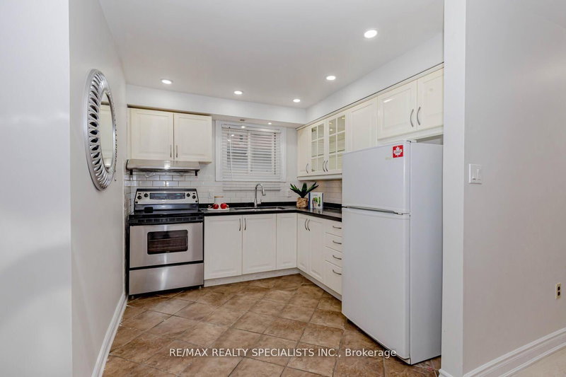 39 Seaborn Rd, Brampton, L6V 2B8 | Image 3