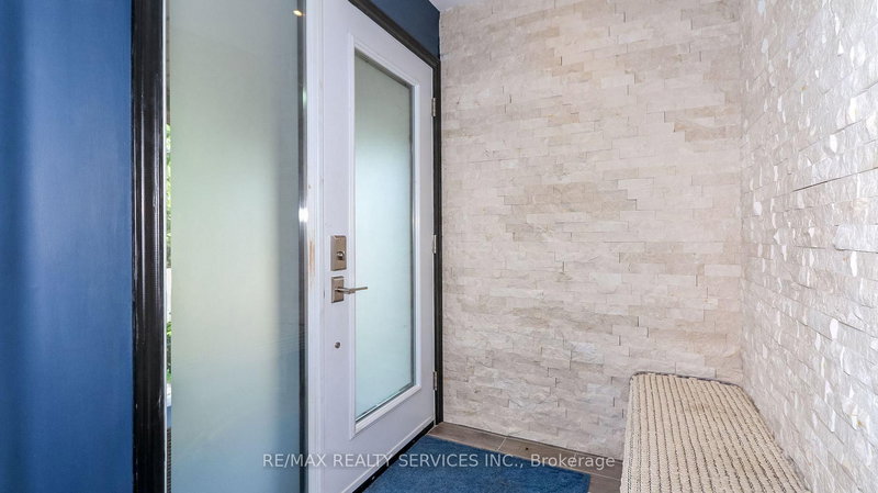 20 Manett Cres, Brampton, L6X 4X4 | Image 3